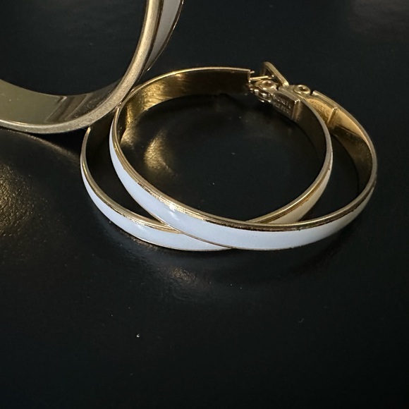 Vintage Monet White Enamel & Gold Tone Bangle Bracelet and Earrings - Picture 7 of 9